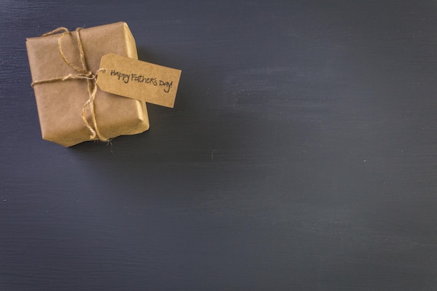 Emballé dans un cadeau en papier brun pour la fête des pères.