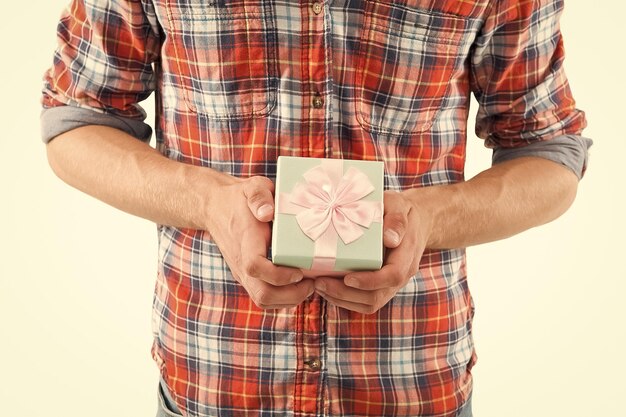 Emballez la boîte parfaite Boîte-cadeau entre des mains masculines Boîte-cadeau emballée avec un arc Papier d'emballage Le lendemain de Noël Bonus et récompense Cadeau Achats de souvenirs Boutique de nouveautés Emballez votre cadeau dans une boîte