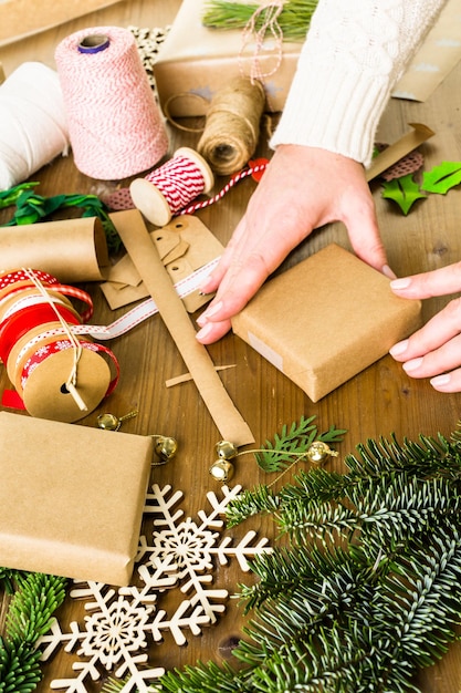 Emballez des cadeaux de Noël dans du papier brun recyclé avec un style vintage à la maison.