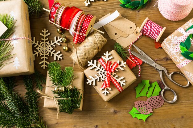 Emballez des cadeaux de Noël dans du papier brun recyclé avec un style vintage à la maison.