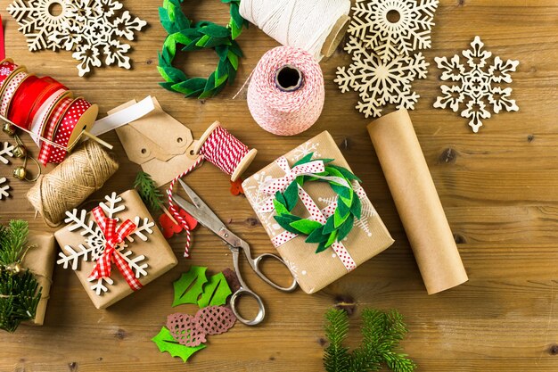 Emballez des cadeaux de Noël dans du papier brun recyclé avec un style vintage à la maison.