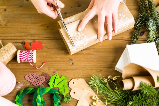 Emballez des cadeaux de Noël dans du papier brun recyclé avec un style vintage à la maison.