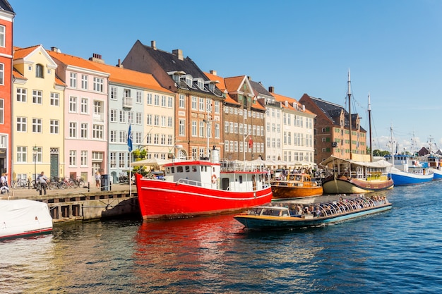 Photo embankment new harbour est un célèbre quartier historique et de divertissement, copenhague, danemark