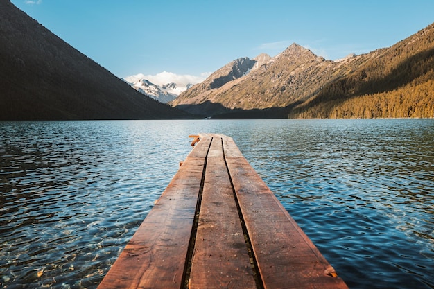 Embarcadère en planches de bois sur un lac de montagne pittoresque Un lieu de détente et de pêche