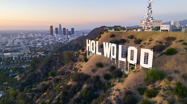 Photo l'emblématique panneau d'hollywood se dresse fièrement sur une colline surplombant la ville de los angeles