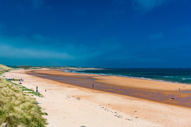 Embleton Bay et Burn plage de sable avec les ruines du château de Dunstanburgh