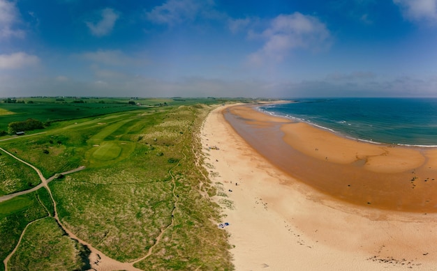 Embleton Bay et Burn plage de sable avec les ruines du château de Dunstanburgh