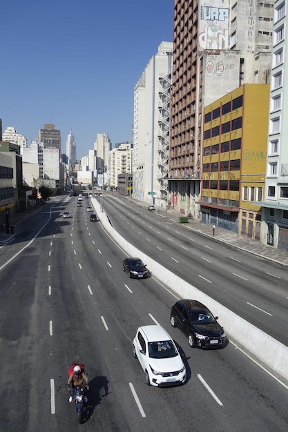 Photo embouteillage sur l'avenue prestes maia dans le paysage urbain de la ville de sao paulo