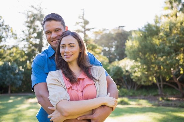 Embrassant un couple à l&#39;extérieur