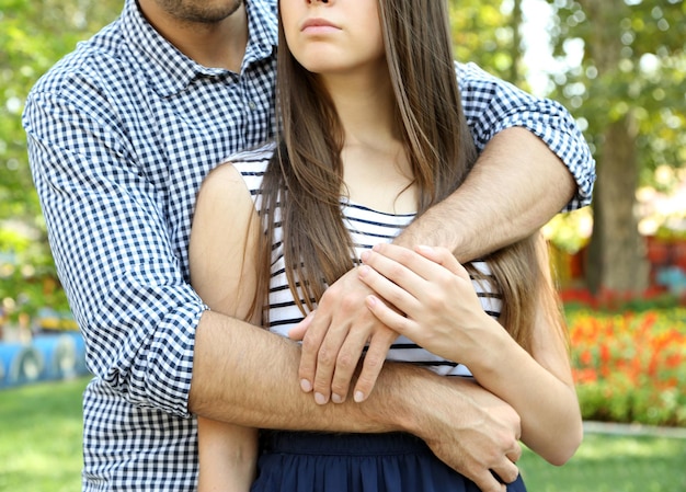 Embrasser un couple d'amoureux à l'extérieur