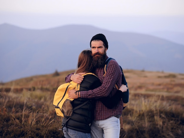 Embrasser le couple au sommet de la montagne