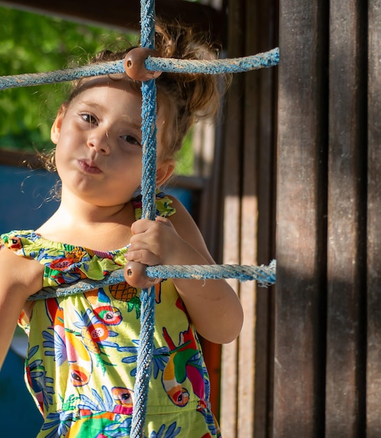 Des émotions au soleil Une fille dans le terrain de jeu