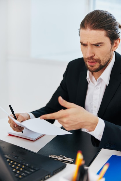 Photo les émotions de l'homme travaillent la technologie de bureau