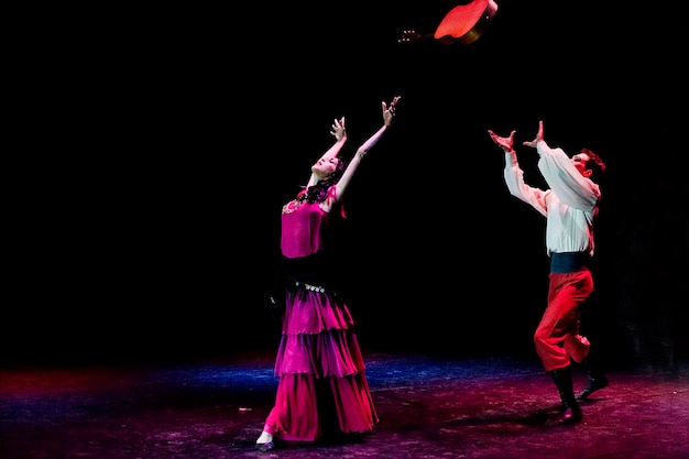 émotions lumineuses et fascinantes des performances des danseurs de ballet avec des moments de productions de ballet