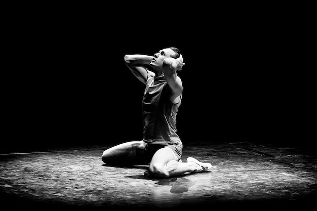 émotions lumineuses et fascinantes des performances des danseurs de ballet avec des moments de productions de ballet