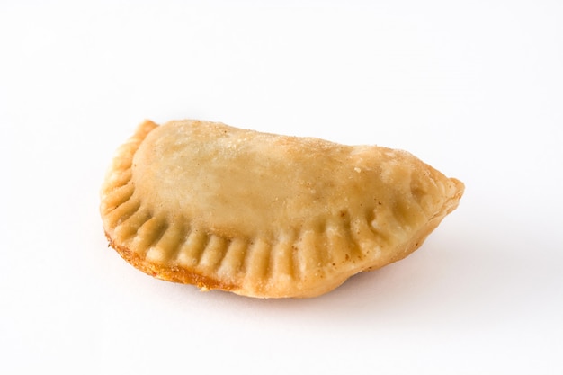 Empanada espagnole typique sur blanc