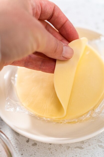 Des empanadas au petit-déjeuner avec des œufs et des patates douces