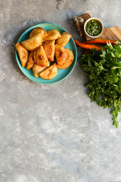 Empanadas de carne argentines con chimichurri salsa