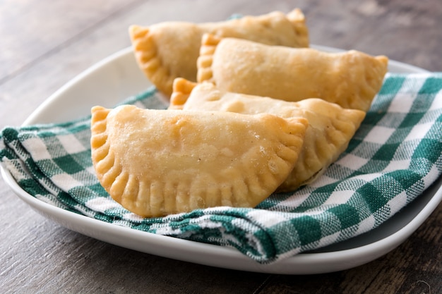 Empanadas espagnoles typiques sur table en bois