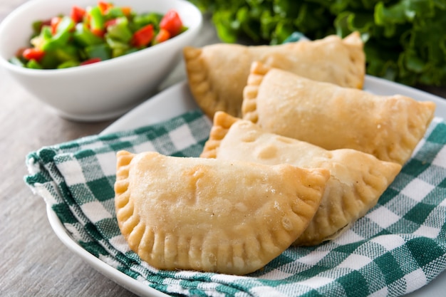 Empanadas Espagnoles Typiques Sur Table En Bois