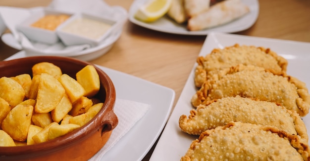 Empanadas farcies assorties typiques de l'Amérique du Sud