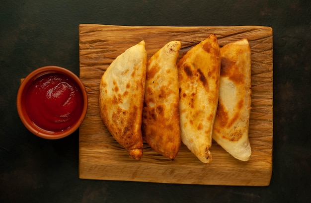 Empanadas frites latino-américaines à la sauce tomate