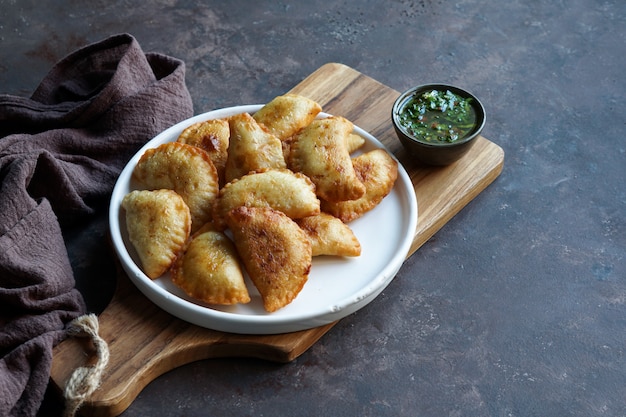 Empanadas frites latino-américaines avec sauce. Vue de dessus.