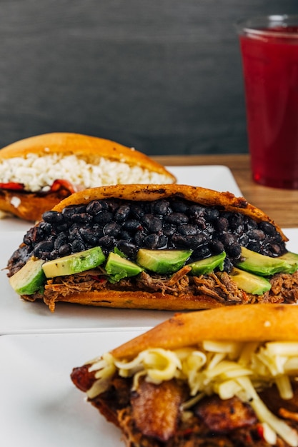 Photo empanadas frites opérées nourriture vénézuélienne