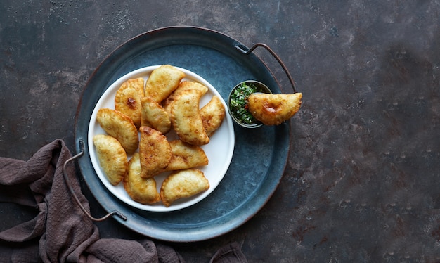 empanadas frites avec sauce. Vue de dessus.