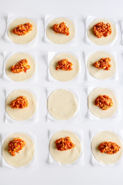 Empanadas avec le remplissage sur un tableau blanc prêt à être fermé