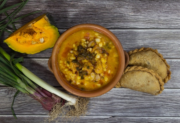 Empanadas à la viande et locro du nord, tradition argentine à l'occasion des fêtes nationales