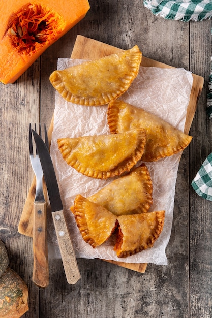 Empanadillas à la citrouille sur table en bois