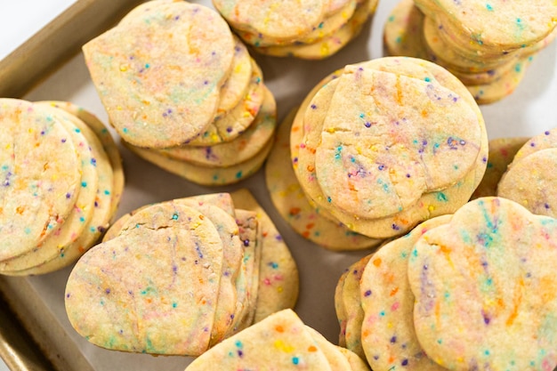 Empaquetage des biscuits au sucre dans des boîtes