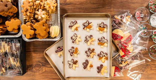 Empaquetage de biscuits de fête avec des délices de Noël au chocolat