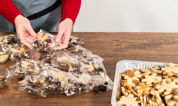 Empaquetage de biscuits de fête avec des délices de Noël au chocolat