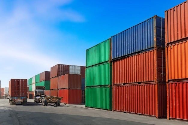 Photo empilage de conteneurs de cargaison avec un camion de transport au port d'expédition concept d'entreprise logistique