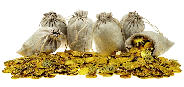 Empilage de pièces d'or dans un sac au trésor sur fond blanc