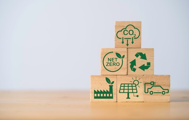 Empilement du CO2 réduisant l'icône de l'usine de recyclage verte pour réduire l'empreinte carbone du CO2 et le crédit carbone pour limiter le réchauffement climatique dû au changement climatique Concept d'économie verte bio circulaire