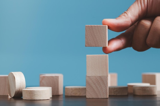 Empiler des cubes en bois vierges sur fond bleu avec espace de copie pour le libellé d'entrée et l'icône infographique Bloc d'objet en bois marron vide pour l'icône de symbole mettre le concept d'entreprise de technologie zéro gravité