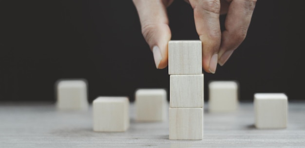 Empilez des blocs de bois sur un fond sombre