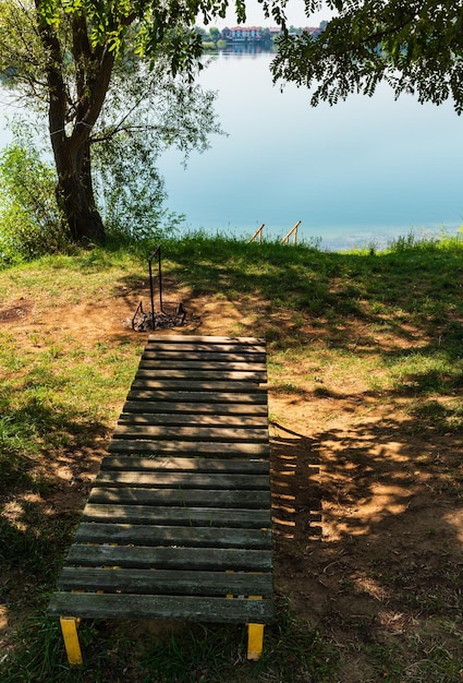 Emplacement d'échantillonnage sur la plage calme du lac d'été