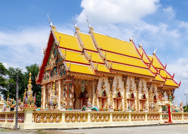 Emplacement de Temple Thai coloré près de la route principale pour le bouddhisme.