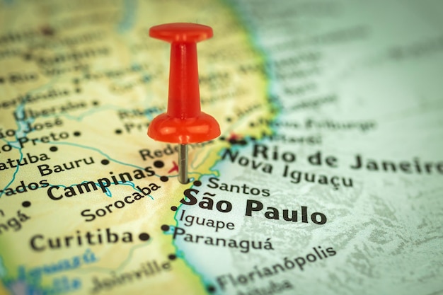 Emplacement Ville de Sao Paulo au Brésil punaise rouge sur le marqueur de carte de voyage et point agrandi tourisme et concept de voyage Amérique du Sud