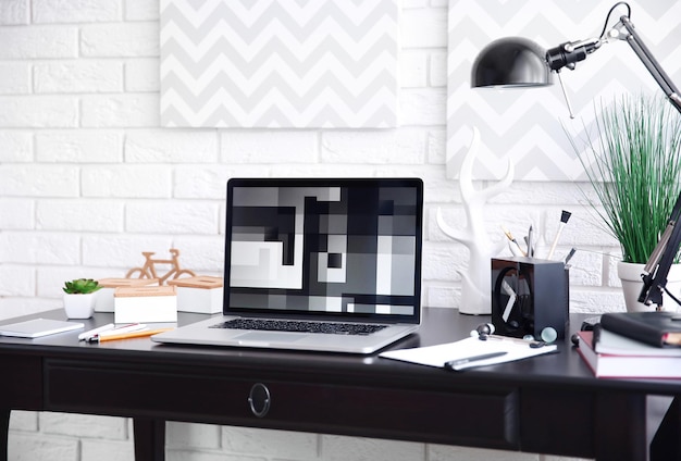 Emploi avec un ordinateur portable sur la table à la maison