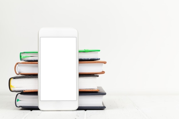 Emploi avec smartphone et bloc-notes