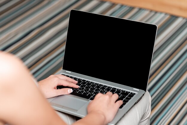 Emplois en ligne travaillant à distance Connecter des personnes ensemble, Appels vidéo et vocaux, Équipement de communication, Appareil de dépannage, Connexions globales, Ordinateur portable portable