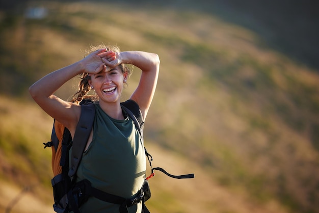 Les emplois remplissent vos poches mais l'aventure remplit l'âme Photo d'une belle jeune femme portant un sac à dos lors d'une randonnée