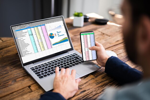 Photo employé analyste utilisant une feuille de calcul