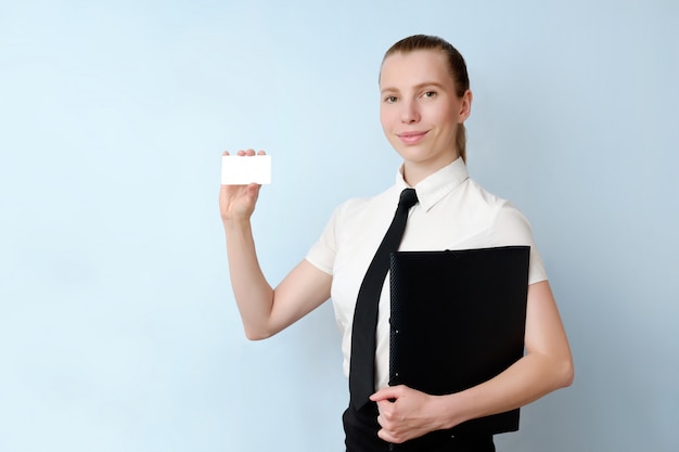 Employé de banque de jeune femme tenant une carte en plastique, isolé