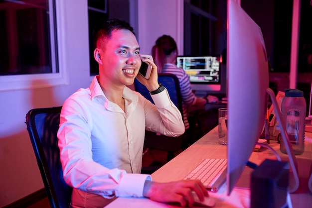 Employé de bureau a un appel téléphonique au bureau